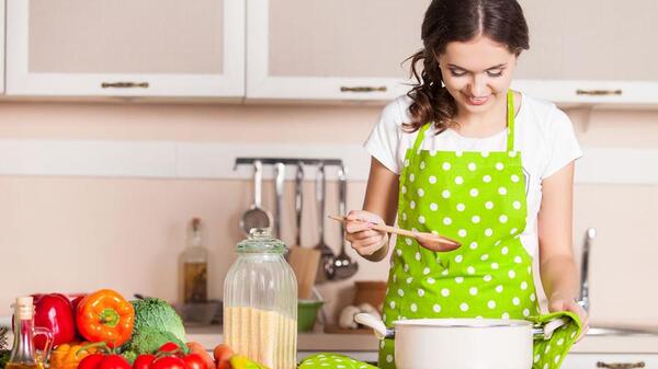 عکس دختر در حال آشپزی