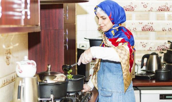 عکس دختر در حال آشپزی