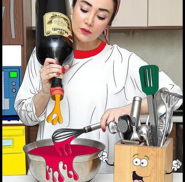 عکس دختر در حال آشپزی