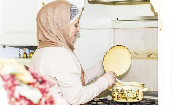 عکس دختر در حال آشپزی