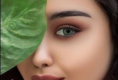 عکس کارتونی دختر در حال آرایش