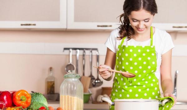 عکس کارتونی دختر در حال آشپزی