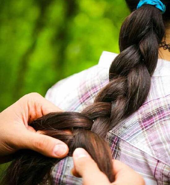 عکس دختر در حال بافتن مو
