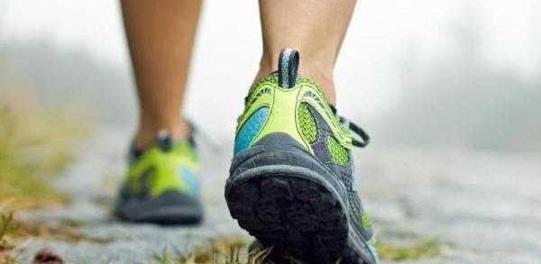 عکس دختر در حال پیاده روی