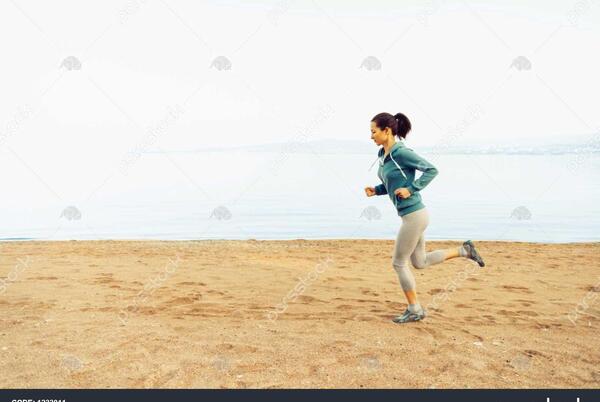 عکس دختر در حال پیاده روی