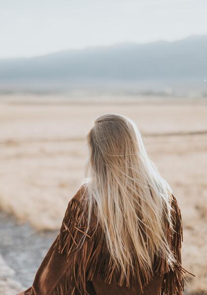 عکس دختر در حال پیاده روی
