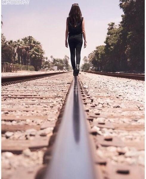 عکس دختر در حال پیاده روی