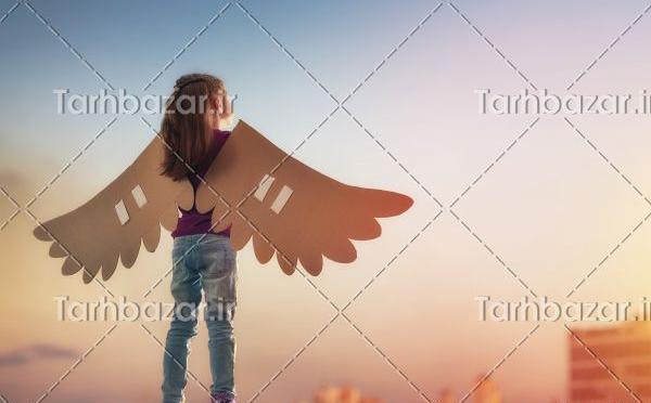 عکس دختر در حال پرواز