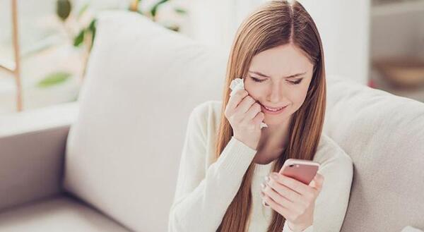 عکس دختر در حال پیام دادن