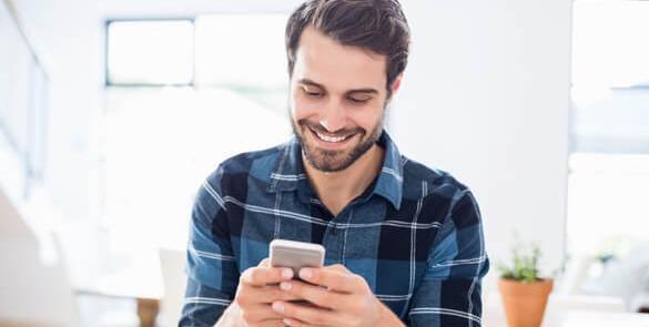 عکس دختر در حال پیام دادن