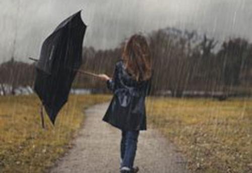 عکس دختری در حال پرواز