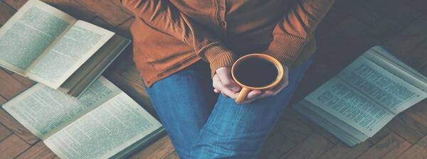 عکس دختر در حال مطالعه برای پروفایل