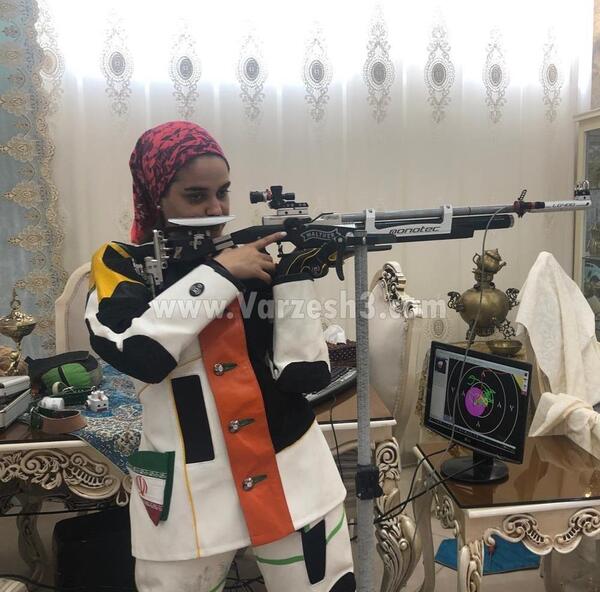عکس دختر در حال تیراندازی
