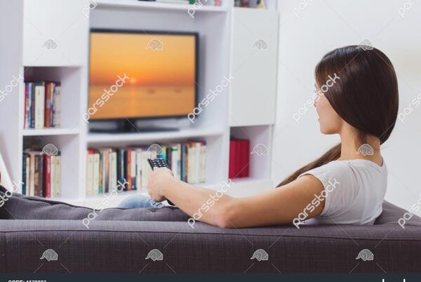 عکس دختر در حال تلویزیون دیدن