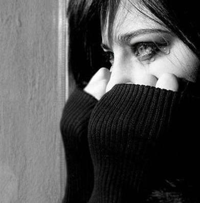 عکس دختر تنها در حال گریه