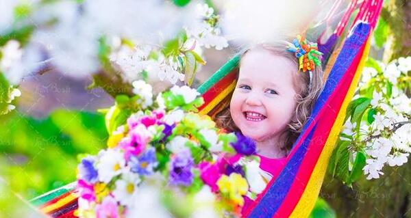 عکس دختر بچه در حال تاب بازی