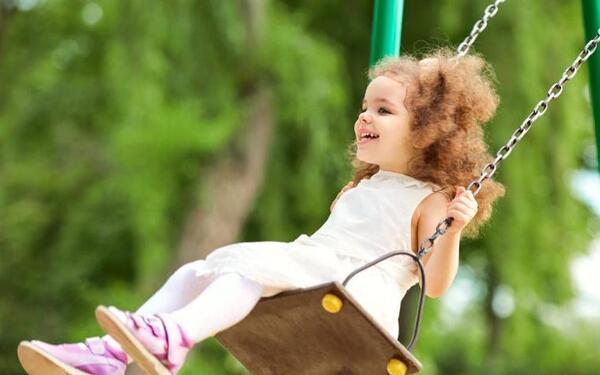 عکس دختر بچه در حال تاب بازی