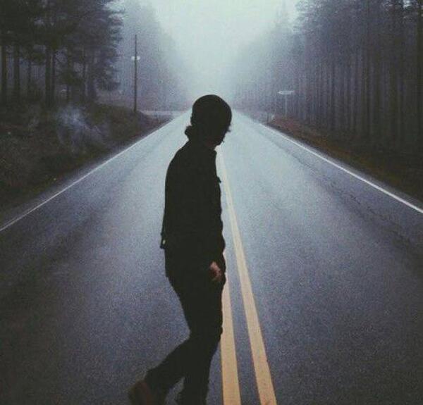 عکس دختر تنها در حال قدم زدن