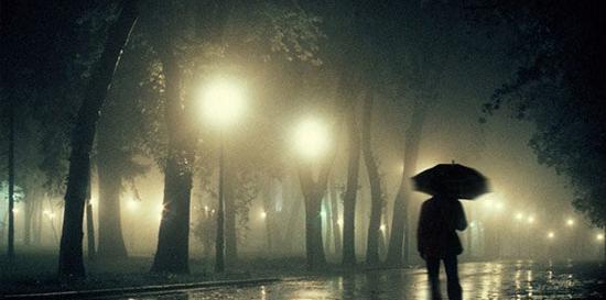 عکس دختر تنها در حال قدم زدن