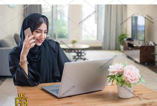 عکس دختر در حال صحبت با تلفن