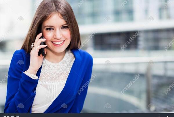 عکس دختر در حال صحبت با تلفن