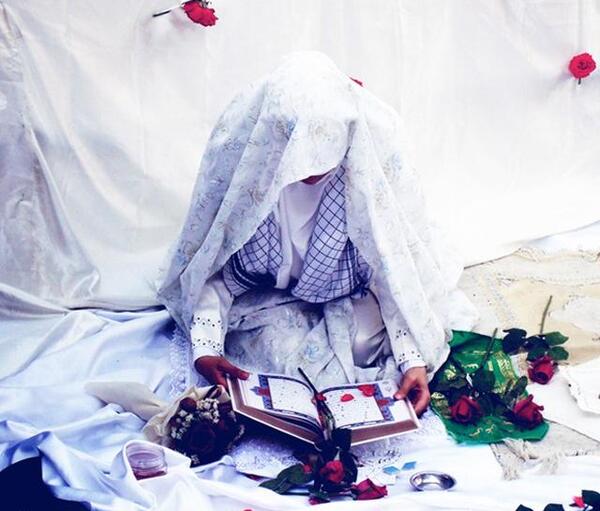 عکس دختر چادری در حال نماز خواندن