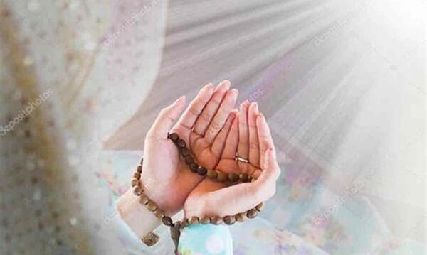 عکس دختر چادری در حال نماز خواندن