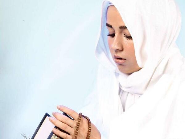 عکس دختر چادری در حال نماز خواندن