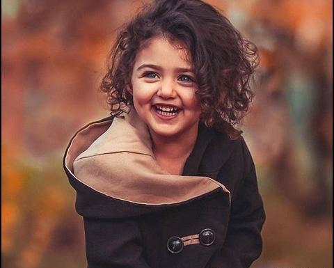 عکس دختر در حال خنده برای پروفایل