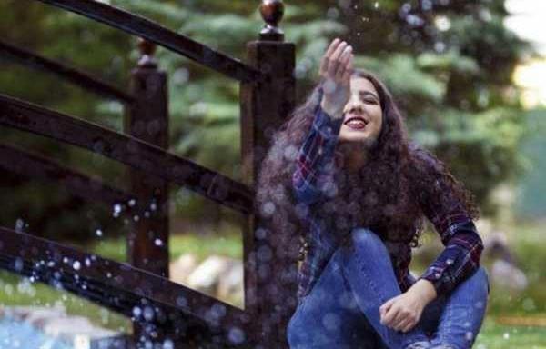 عکس دختر در حال خنده برای پروفایل