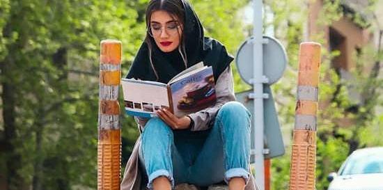 عکس دختر در حال خواندن کتاب