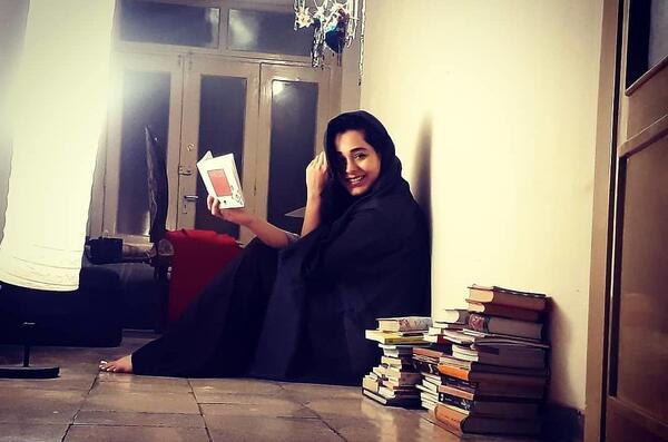 عکس دختر در حال خواندن کتاب