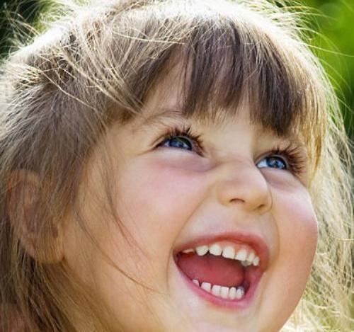 عکس دختر در حال خندیدن