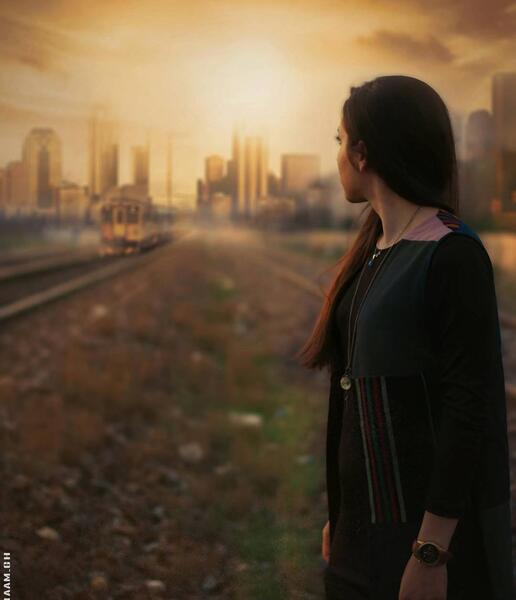 عکس دختر در حال خداحافظی