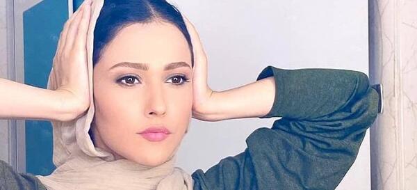عکس دختر در حال خداحافظی