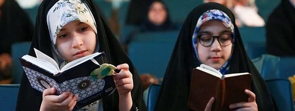 عکس دختر در حال خواندن قرآن