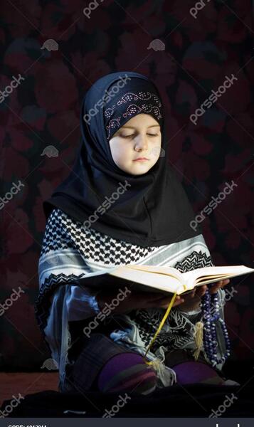 عکس دختر در حال خواندن قرآن