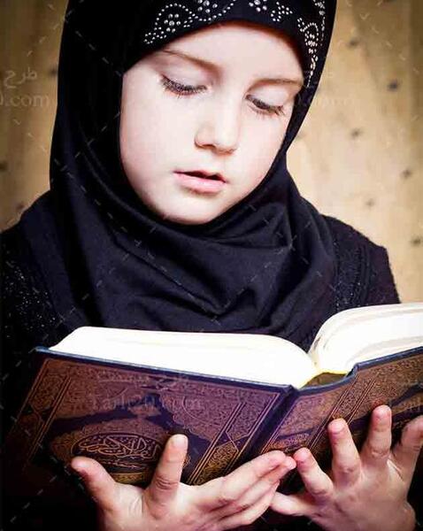 عکس دختر در حال خواندن قرآن