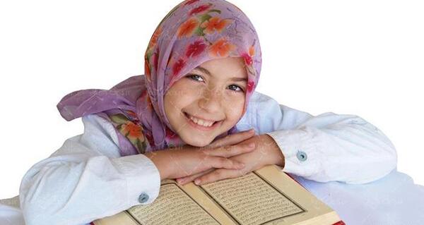 عکس دختر در حال خواندن قرآن