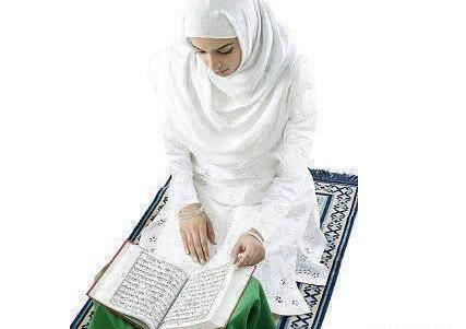 عکس دختر در حال خواندن قرآن