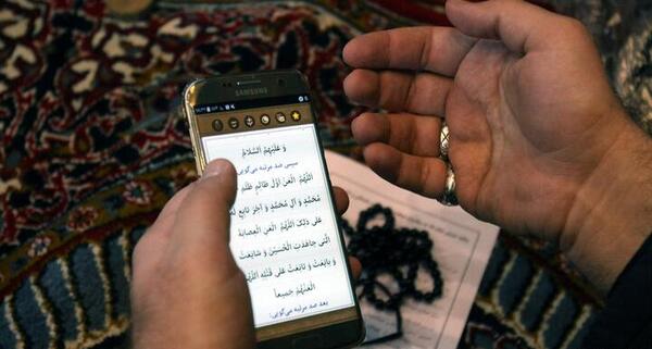 عکس دختر در حال دعا و نیایش