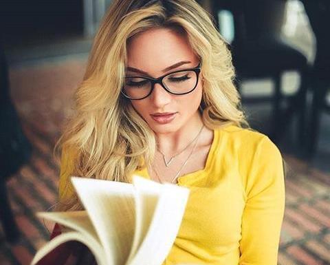 عکس دختر درحال درس خوندن برای پروفایل