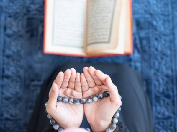 عکس دختر در حال دعا بدون متن