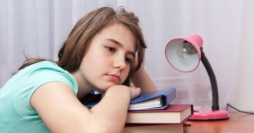 عکس دختری درحال درس خواندن