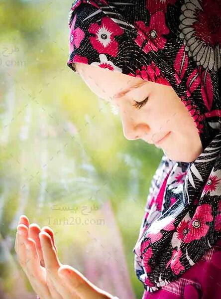عکس دختری درحال دعا
