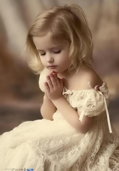 عکس دختری درحال دعا
