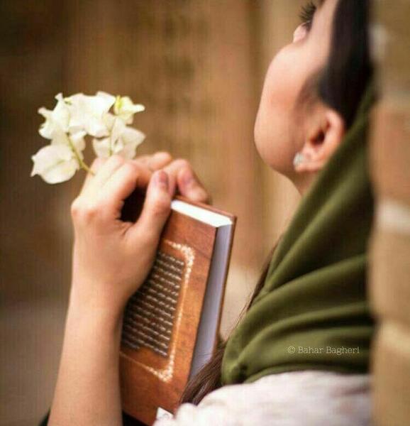 عکس دختری درحال دعا