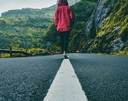 عکس دختر در حال رفتن برای پروفایل