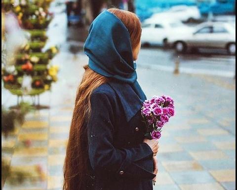عکس دختر در حال رفتن برای پروفایل