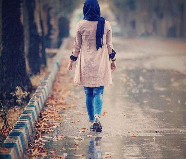 عکس دختر در حال رفتن غمگین